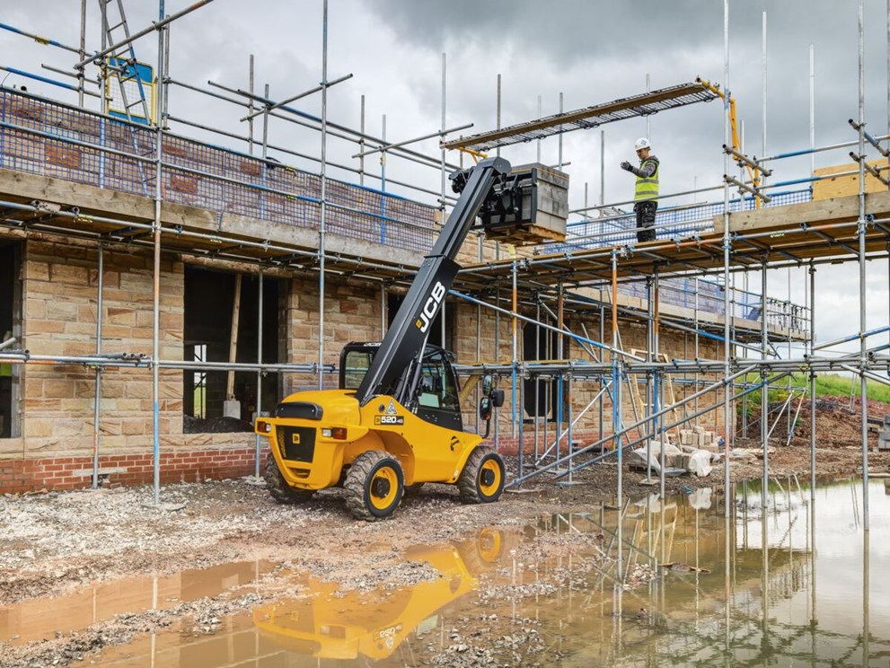 520-40 Telescopic Handler lifting concrete blocks on a construction site