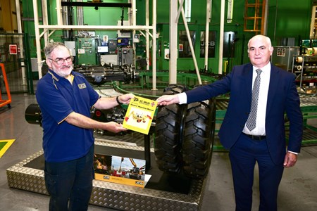 Nigel Crump (left) with JCB Transmissions General Manager Tim Barker