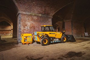 525-60E Telehandler Charging Thumbnail