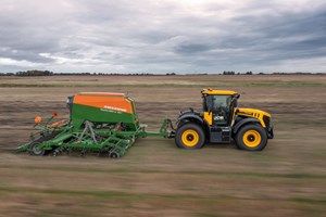 Fastrac iCON 4220 in ploughing in an agricultural setting.